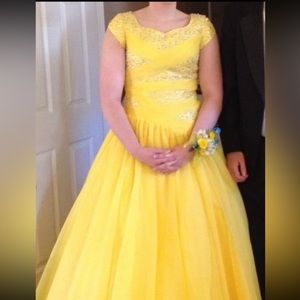Prom dress with a lace up back, only worn twice!